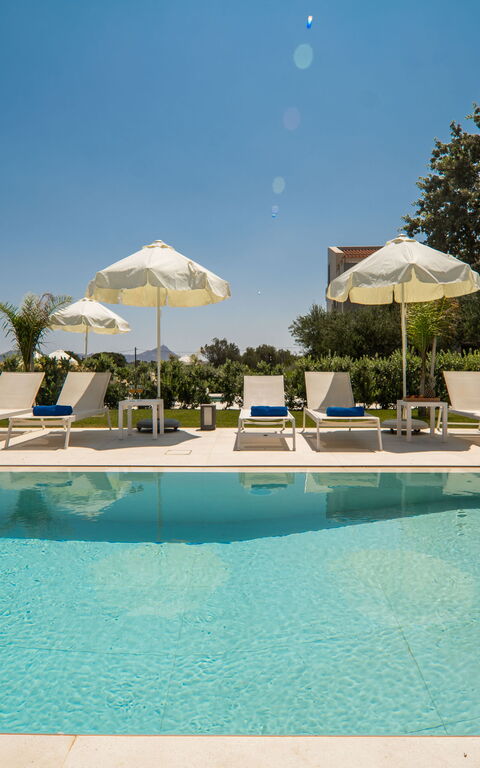 Aelia: basseng, Hage, Utendørs