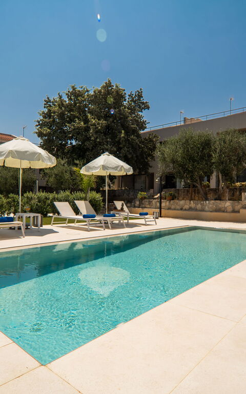 Aelia: basseng, Hage, Utendørs