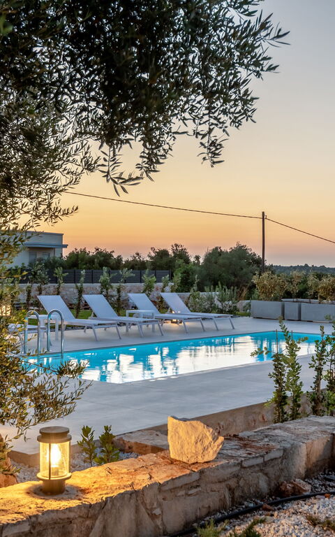 Aelia: basseng, Eksteriør, Utendørs