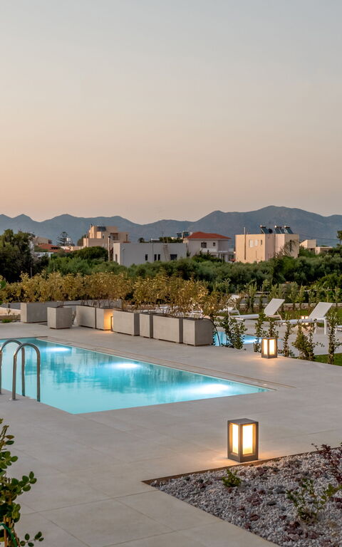 Aelia: basseng, Eksteriør, Utendørs