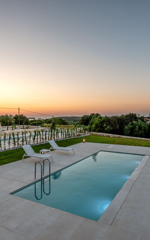 Aelia: basseng, Eksteriør, Utendørs