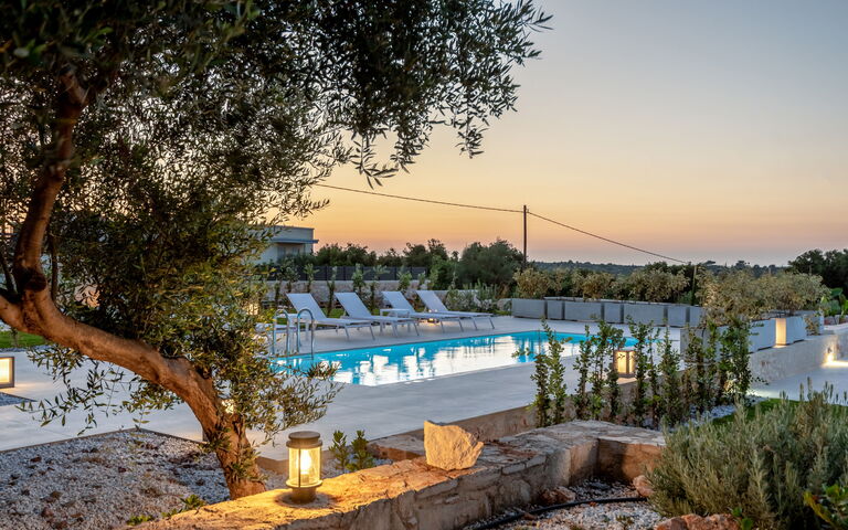 Aelia: basseng, Eksteriør, Utendørs