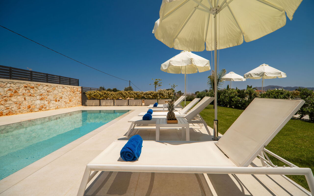 Aelia: basseng, Hage, Utendørs