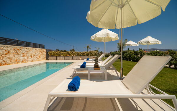 Aelia: basseng, Hage, Utendørs