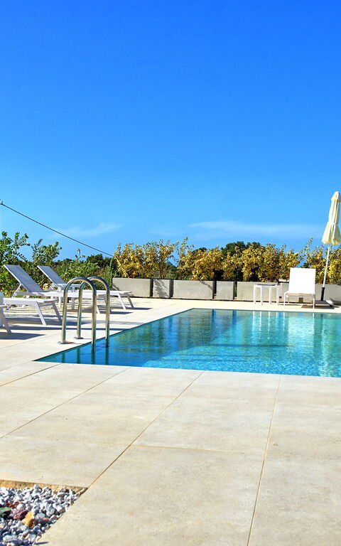 Iris: basseng, Eksteriør, Utendørs