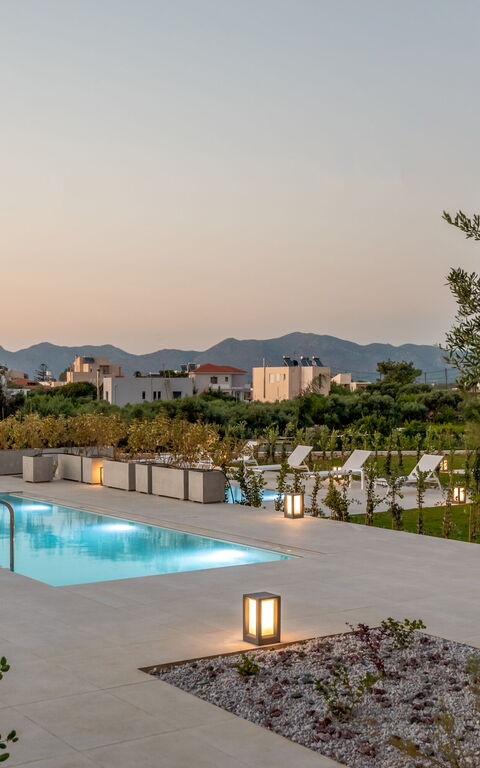 Iris: basseng, Eksteriør, Utendørs