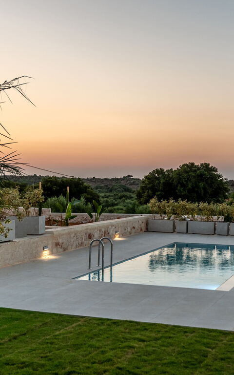 Iris: basseng, Eksteriør, Utendørs