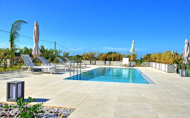 Iris: basseng, Eksteriør, Utendørs