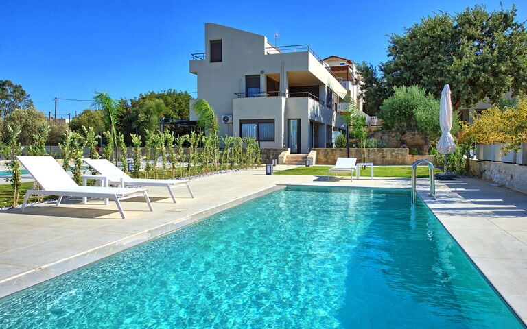 Dioni: basseng, Eksteriør, Utendørs