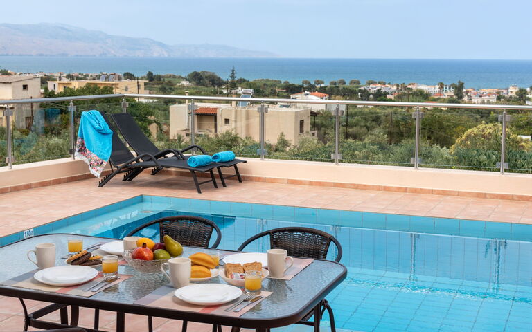 Villa Stratianna: Balkong / terrasse / uteplass, basseng, Eksteriør, Utendørs, Visningar