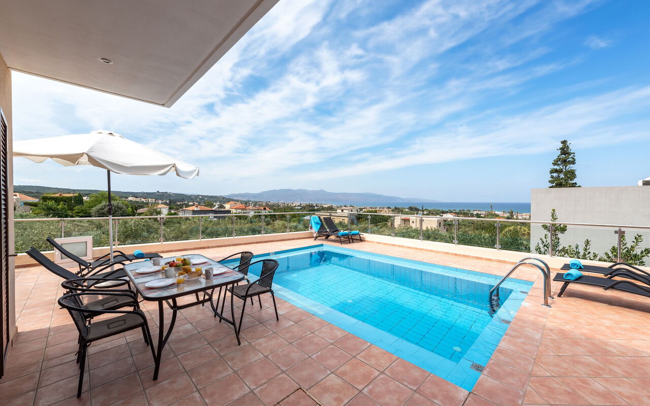 Villa Stratianna: Balkong / terrasse / uteplass, basseng, Eksteriør, Utendørs, Visningar