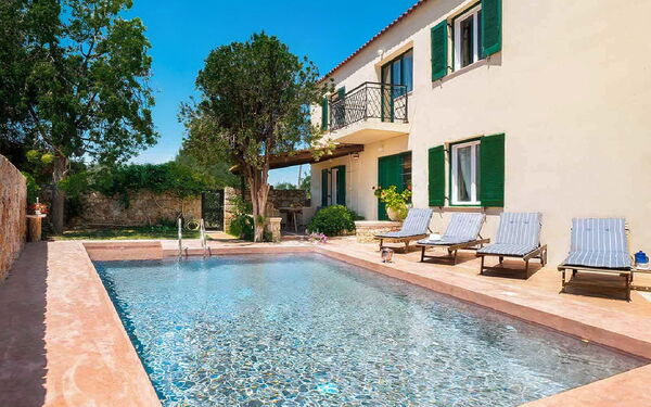 Villa Giani: basseng, Eksteriør