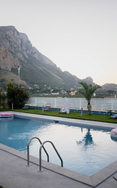 Villa Vincenzo: basseng, Hage, Visningar