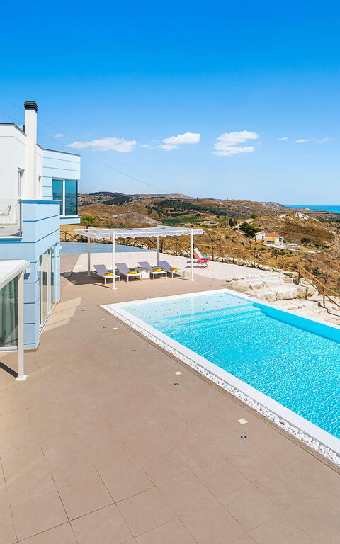 Villa Domizia: basseng, Eksteriør