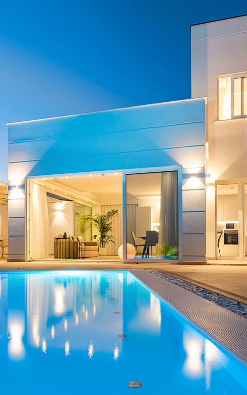 Villa Domizia: basseng, Eksteriør