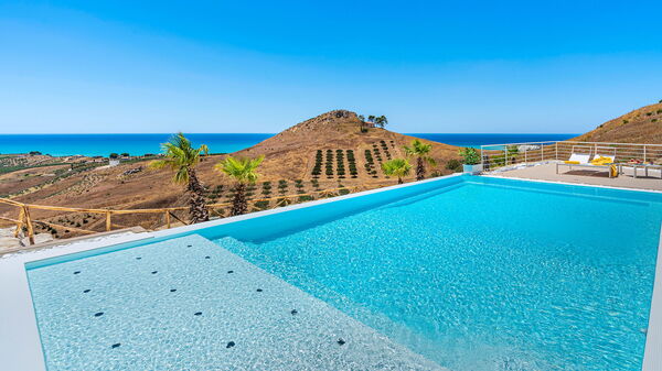 Villa Domizia: basseng, Sommer, Visningar