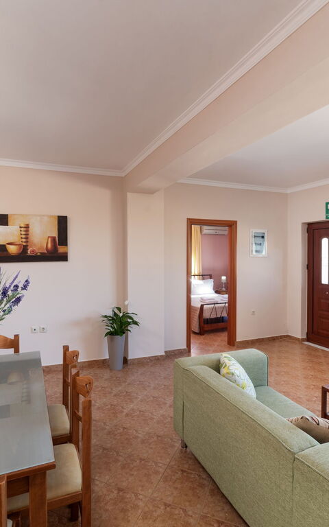 Villa Halepi: Kjøkken, Stue