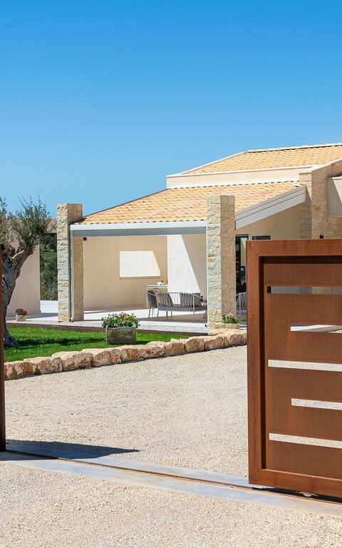 Villa Mora: Eksteriør, Hovedinngang