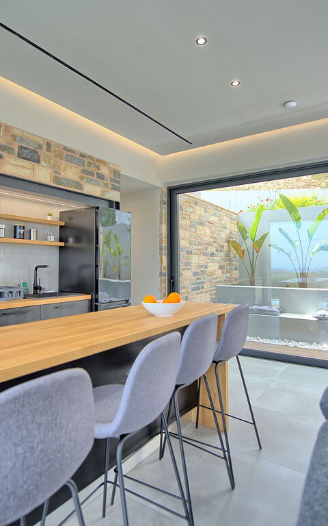 Villa Kallos: Kjøkken, Lunsjrom, Stue