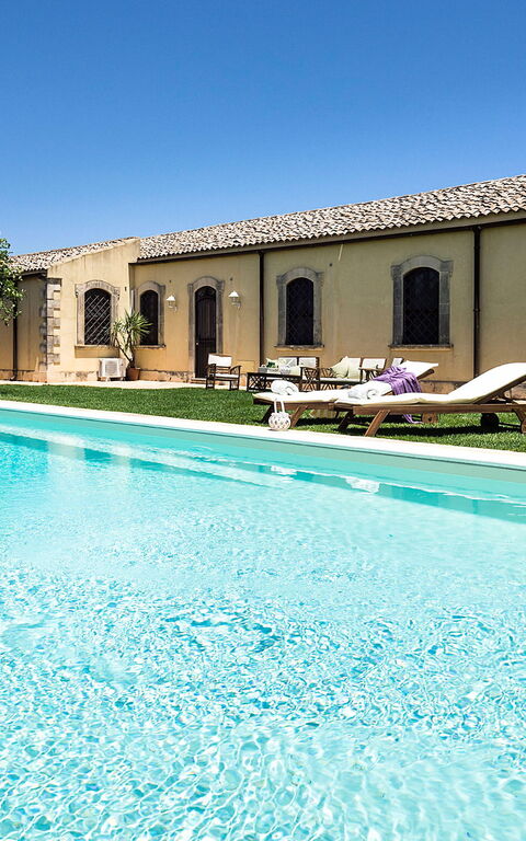 Don Salvatore: basseng, Eksteriør, Hage