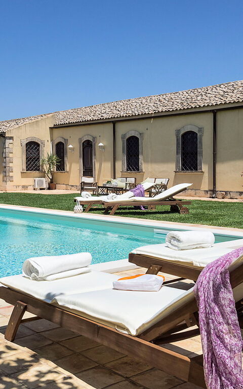 Don Salvatore: basseng, Eksteriør, Hage