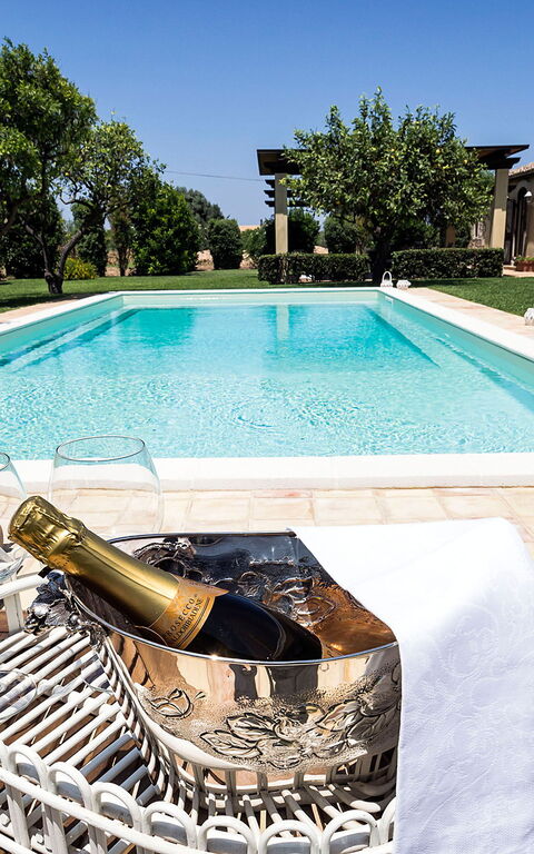 Don Salvatore: basseng, Eksteriør, Hage