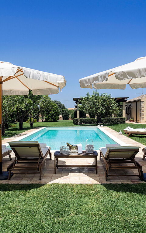 Don Salvatore: basseng, Eksteriør, Hage