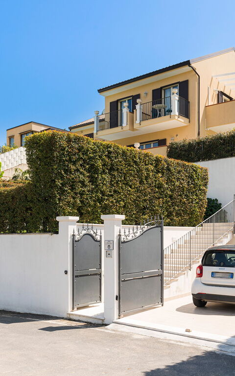 Villa Giutitta: Eksteriør, Hovedinngang, Utendørs