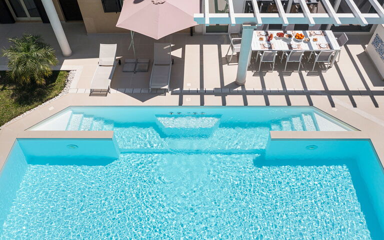 Villa Giutitta: basseng, Eksteriør