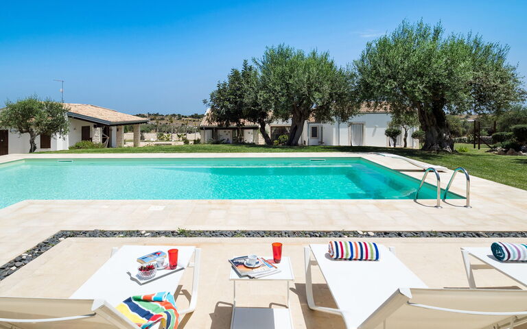 Corte Moscata: basseng, Eksteriør, Hage