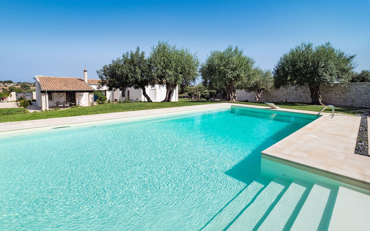 Corte Moscata: basseng, Eksteriør, Hage