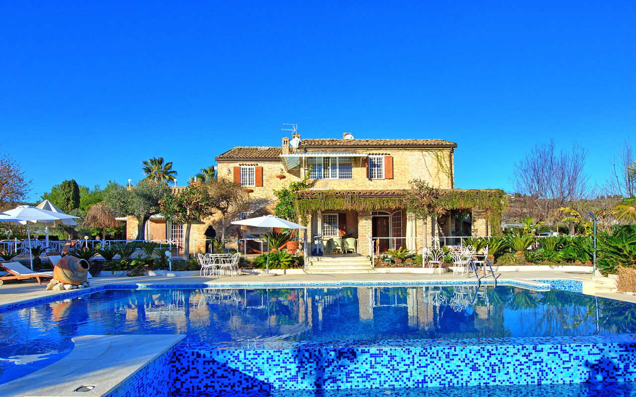 Villa Vittoria: basseng, Utendørs