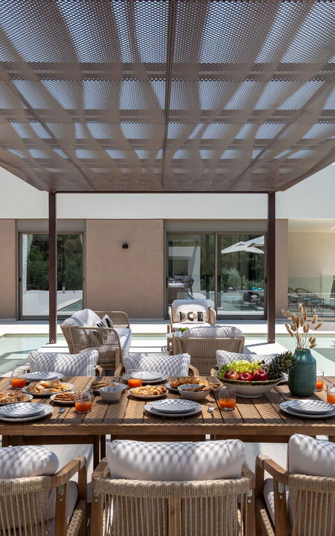 Villa El: Balkong / terrasse / uteplass, basseng