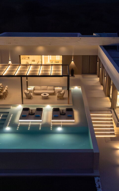 Villa El: basseng, Eksteriør