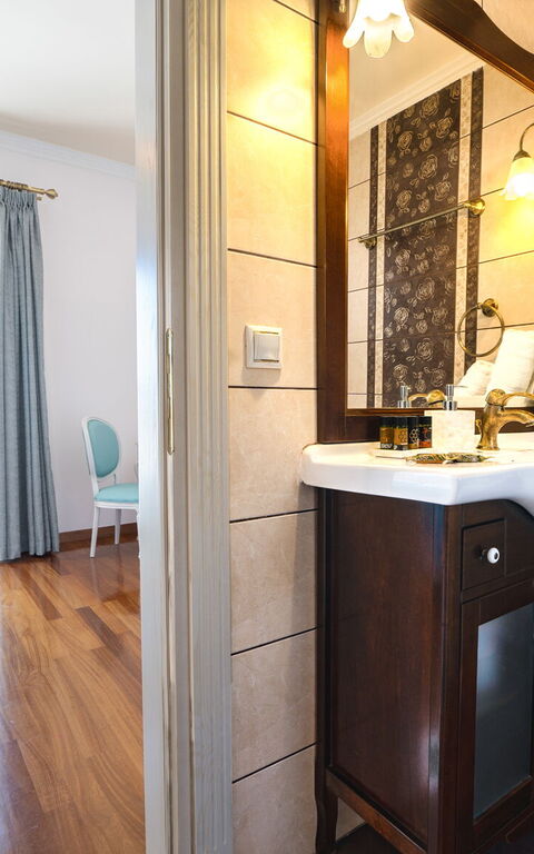 Iro Royal Villa: Baderom, soverom