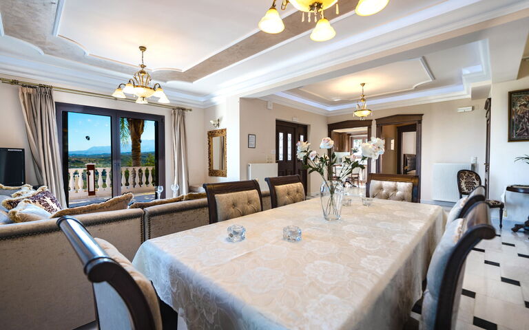 Iro Royal Villa: Lunsjrom, Stue