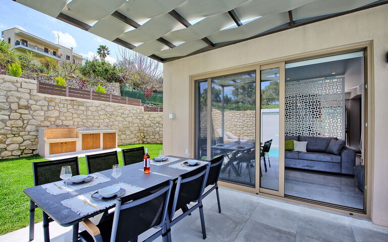 Villa Silentium Ionia: Balkong / terrasse / uteplass, Utendørs