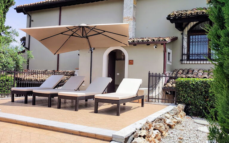 Villa Tagliaferri: Hage, Sommer