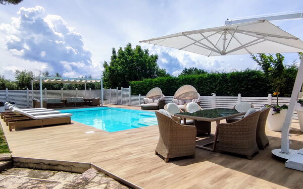 Villa Tagliaferri: basseng, Sommer