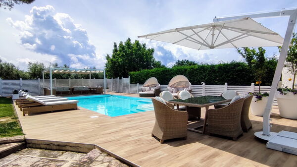 Villa Tagliaferri: basseng, Sommer