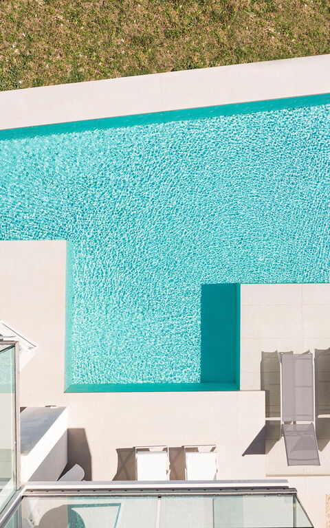 Bedda Matri: basseng, Eksteriør, Utendørs