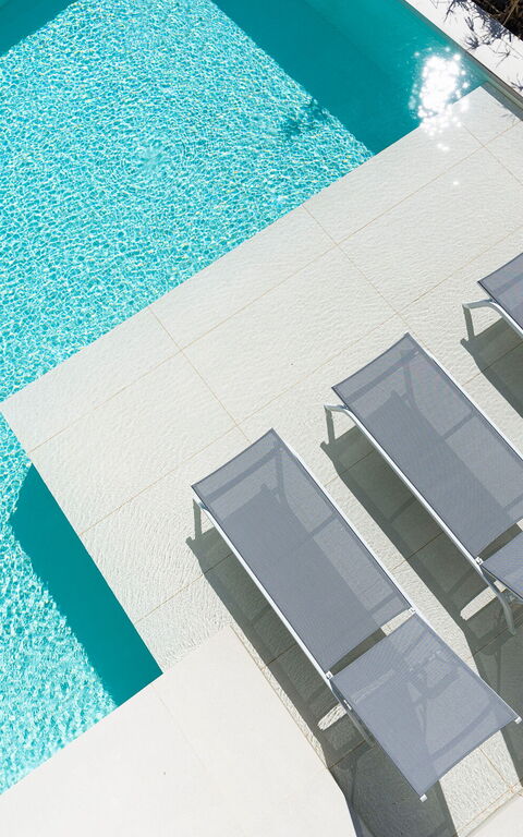 Bedda Matri: basseng, Eksteriør, Utendørs