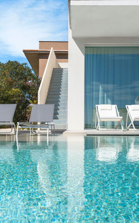 Bedda Matri: basseng, Eksteriør, Utendørs