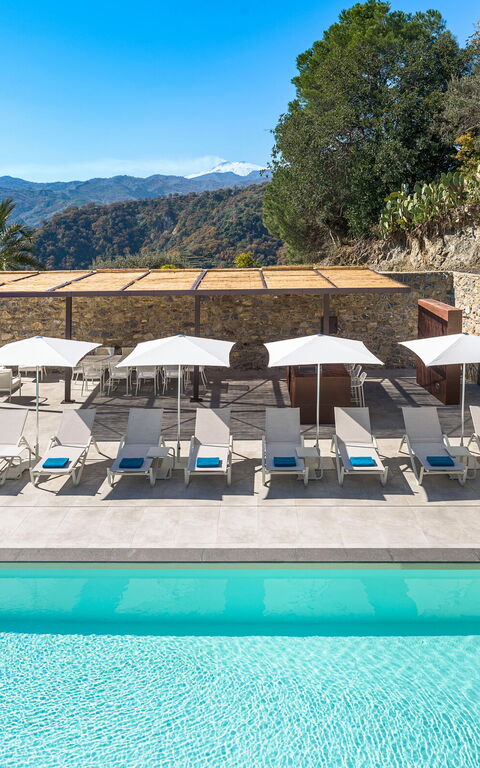 Zagara Bianca: basseng, Eksteriør, Utendørs