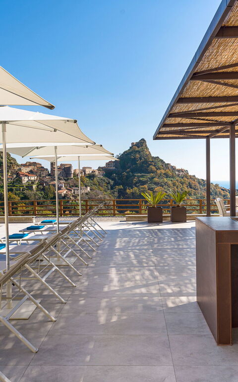 Zagara Bianca: basseng, Eksteriør, Utendørs