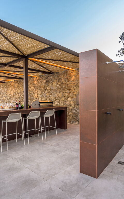 Zagara Bianca: Eksteriør, Utendørs