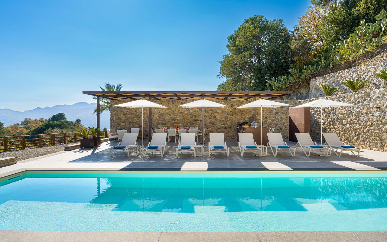 Zagara Bianca: basseng, Eksteriør, Utendørs