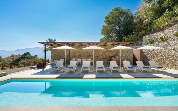 Zagara Bianca: basseng, Eksteriør, Utendørs