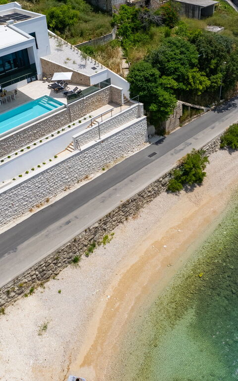 Villa Loma: basseng, Eksteriør, Visningar