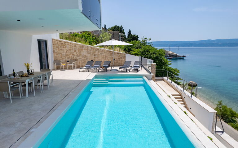 Villa Loma: Balkong / terrasse / uteplass, basseng, Utendørs